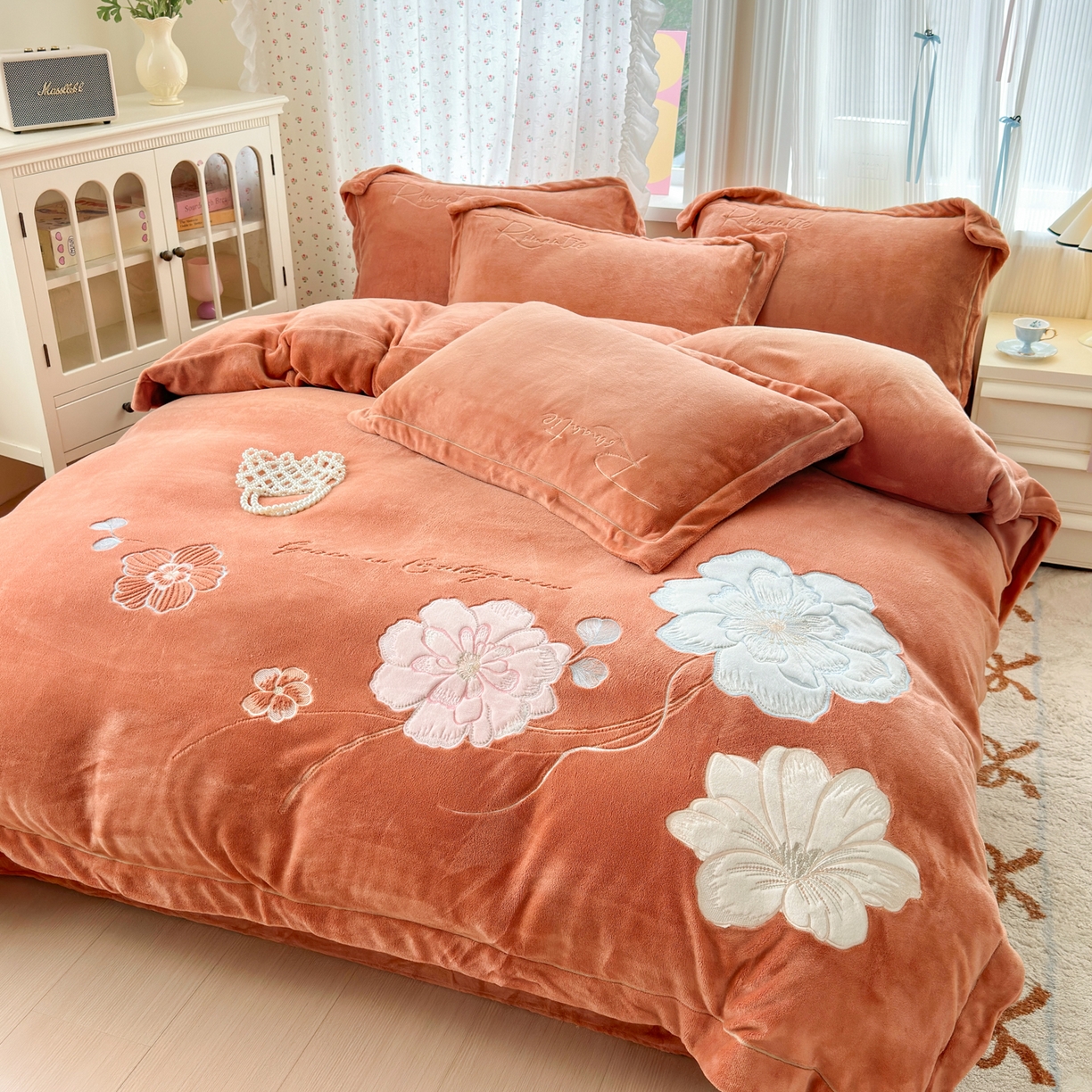 91家纺网 家纺一手货源 找家纺 德比尔斯  2025新款刺绣牛奶绒四件套 梦境-西柚红