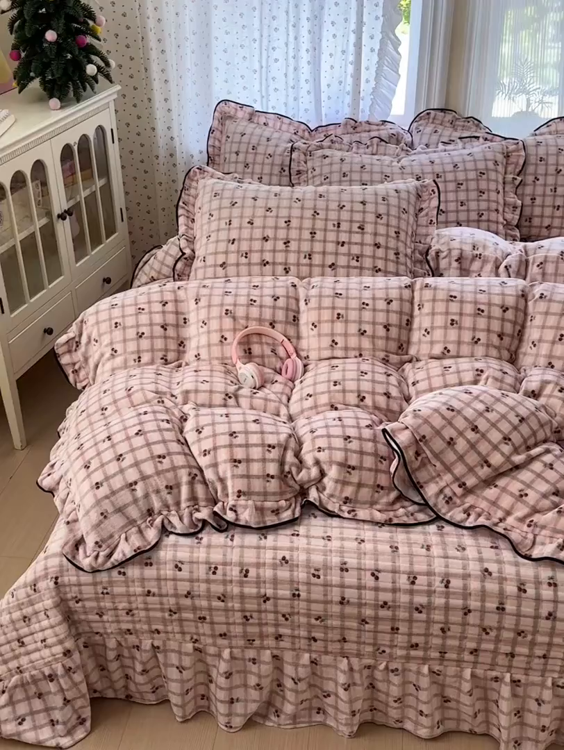 91家纺网 家纺一手货源 找家纺 德比尔斯  2025新款高克重AA版韩版牛奶绒床盖四件套 粉格樱桃