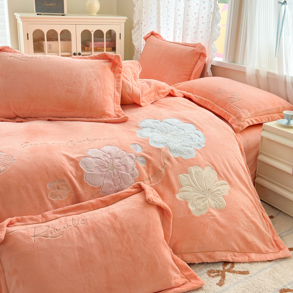 91家纺网 家纺一手货源 找家纺 （总）德比尔斯  2025新款刺绣牛奶绒四件套