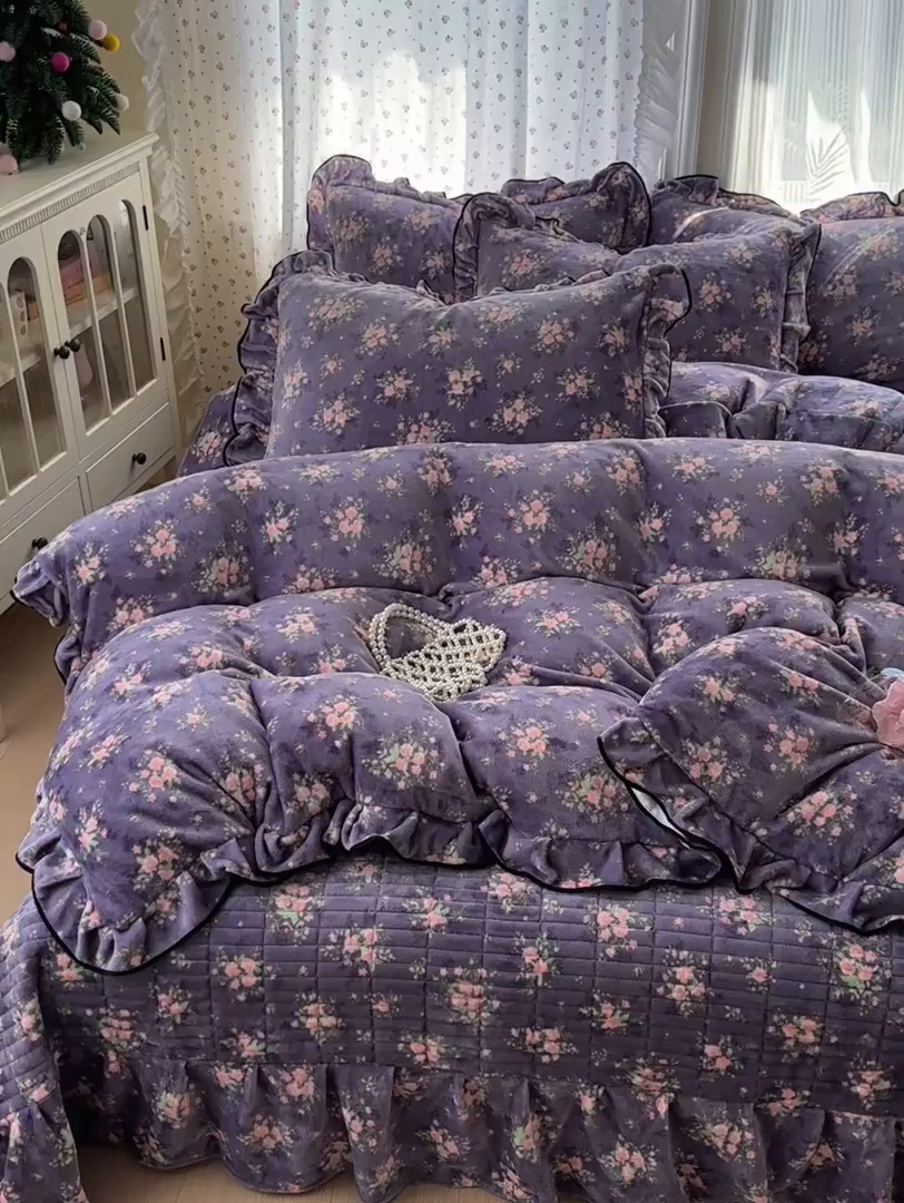 91家纺网 家纺一手货源 找家纺 德比尔斯  2025新款高克重AA版韩版牛奶绒床盖四件套 豆蔻-紫