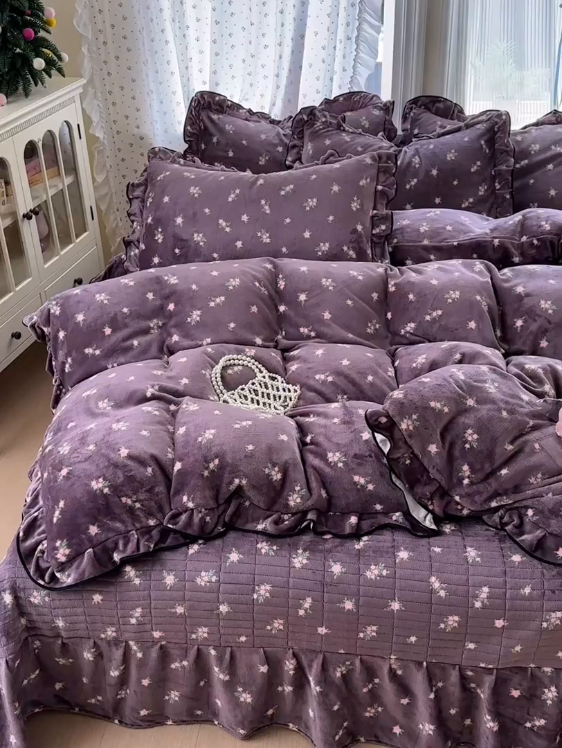 91家纺网 家纺一手货源 找家纺 德比尔斯  2025新款高克重AA版韩版牛奶绒床盖四件套 紫香草