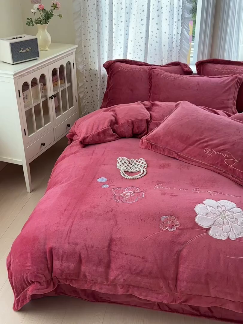 91家纺网 家纺一手货源 找家纺 德比尔斯  2025新款刺绣牛奶绒四件套 梦境-豆沙红