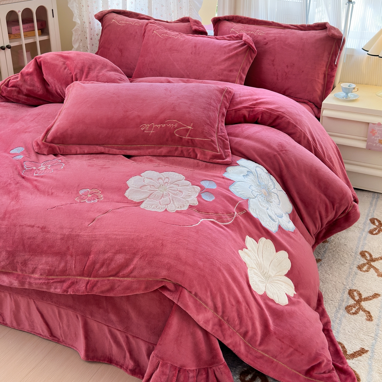 91家纺网 家纺一手货源 找家纺 德比尔斯  2025新款刺绣牛奶绒四件套 梦境-豆沙红