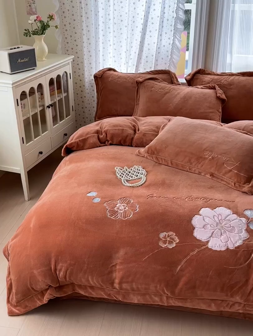 91家纺网 家纺一手货源 找家纺 德比尔斯  2025新款刺绣牛奶绒四件套 梦境-西柚红