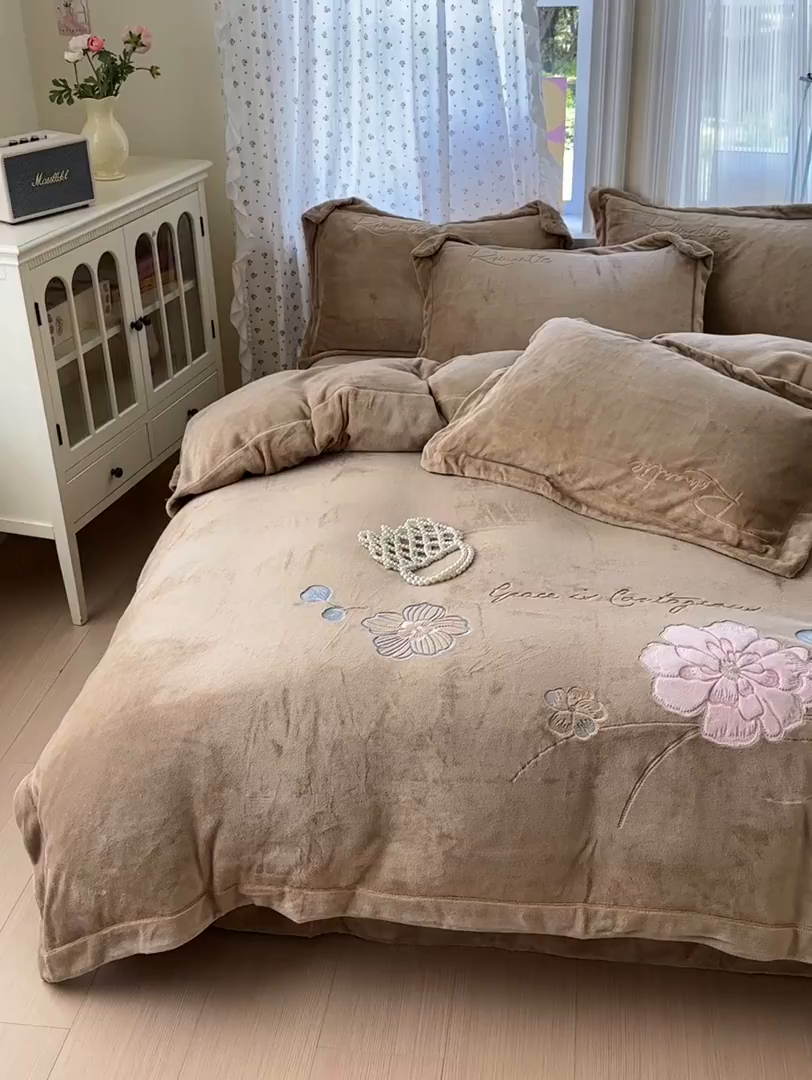 91家纺网 家纺一手货源 找家纺 德比尔斯  2025新款刺绣牛奶绒四件套 梦境-卡其