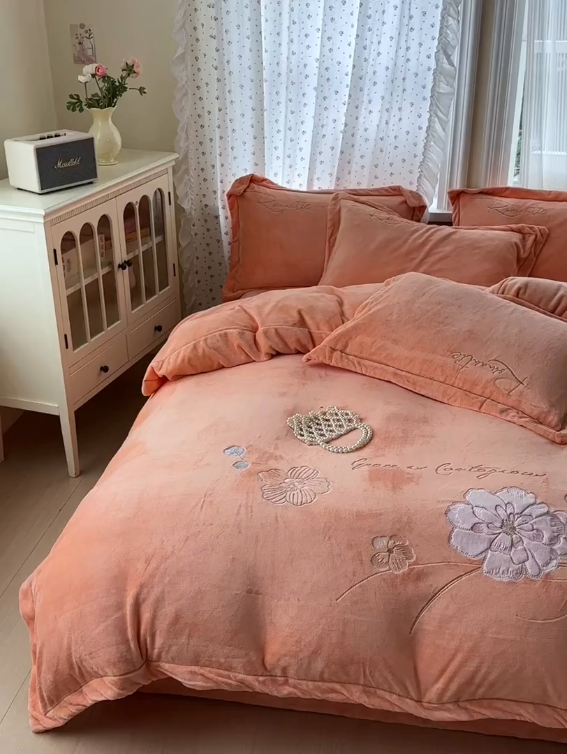 91家纺网 家纺一手货源 找家纺 德比尔斯  2025新款刺绣牛奶绒四件套 梦境-艾玛橙