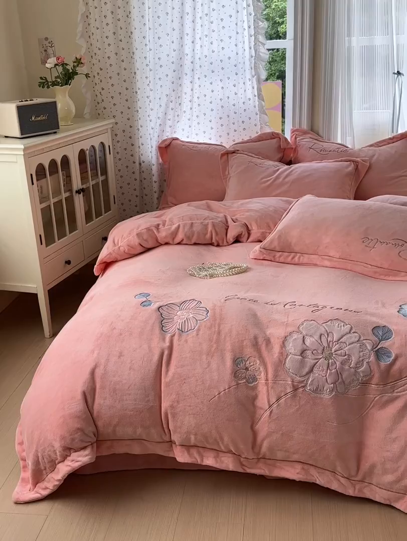 91家纺网 家纺一手货源 找家纺 德比尔斯  2025新款刺绣牛奶绒四件套 梦境-樱花粉
