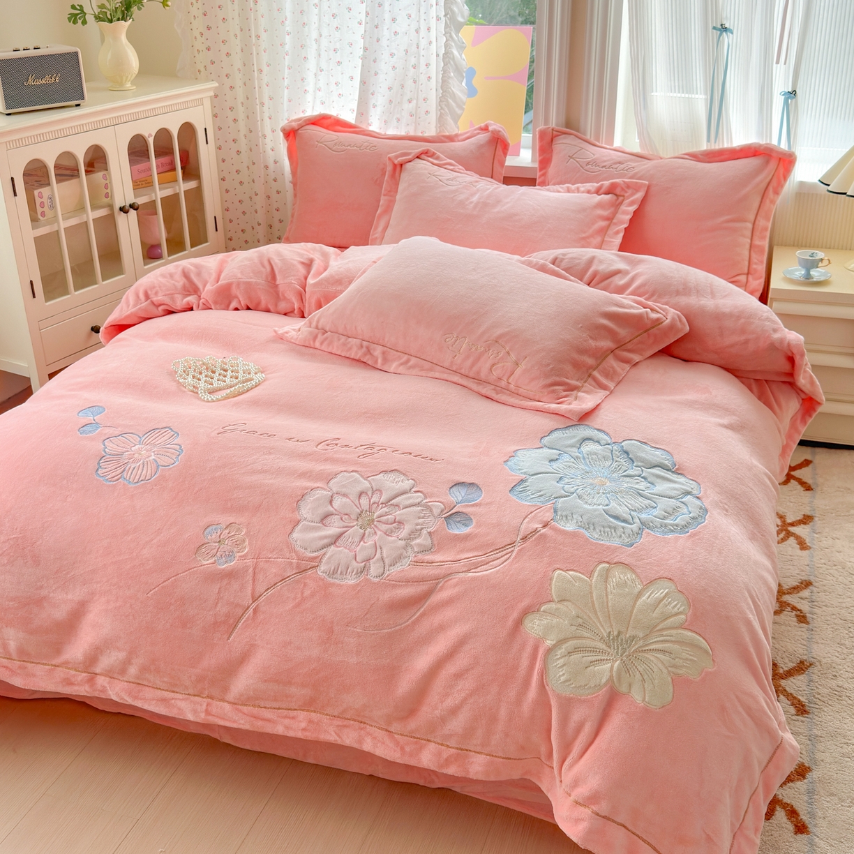 91家纺网 家纺一手货源 找家纺 德比尔斯  2025新款刺绣牛奶绒四件套 梦境-樱花粉