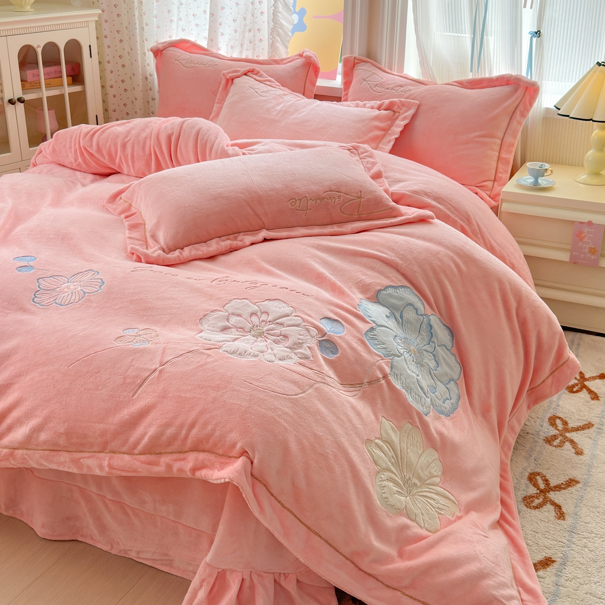 91家纺网 家纺一手货源 找家纺 德比尔斯  2025新款刺绣牛奶绒四件套 梦境-樱花粉