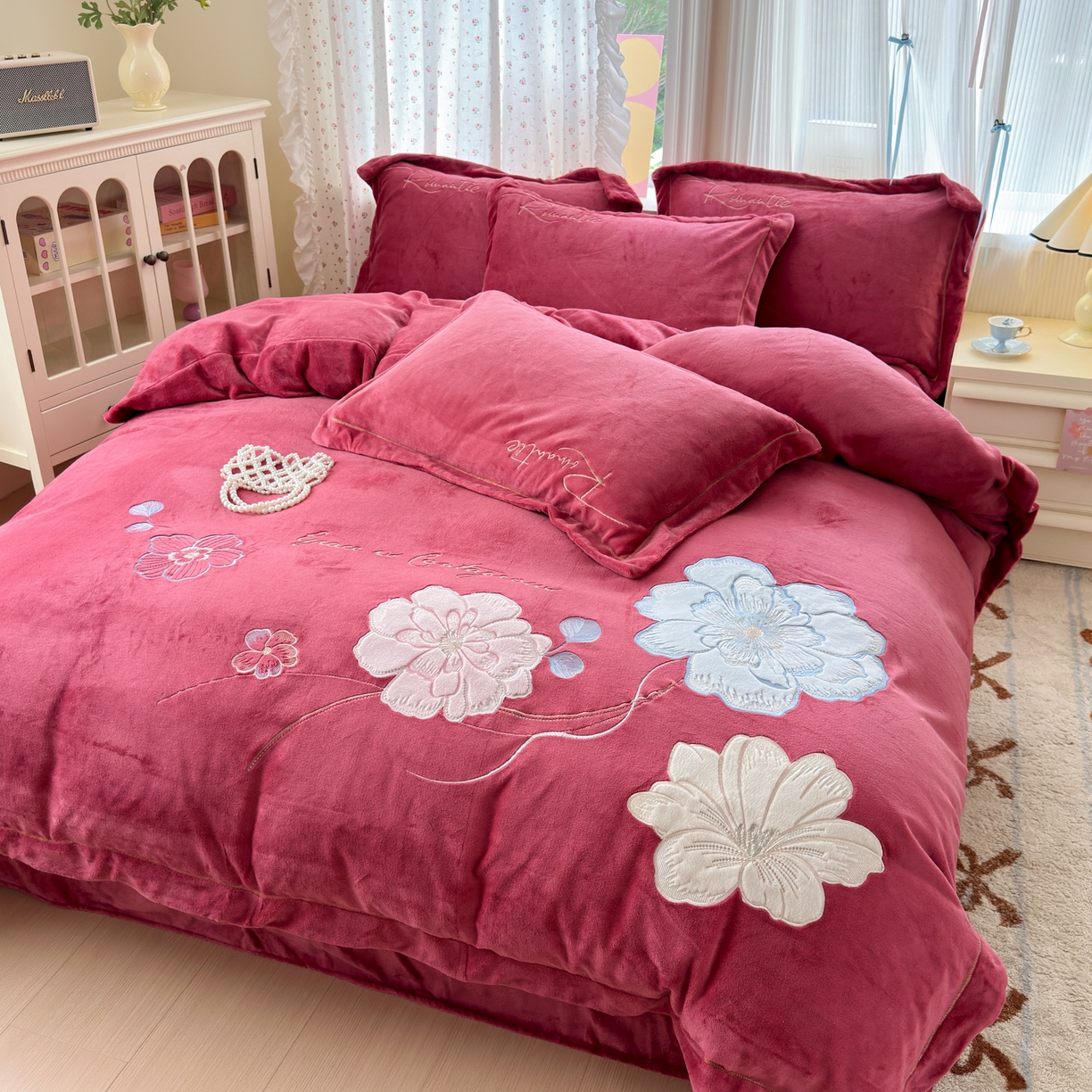 91家纺网 家纺一手货源 找家纺 德比尔斯  2025新款刺绣牛奶绒四件套 梦境-豆沙红