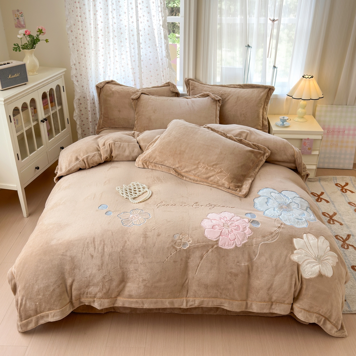 91家纺网 家纺一手货源 找家纺 （总）德比尔斯  2025新款刺绣牛奶绒四件套