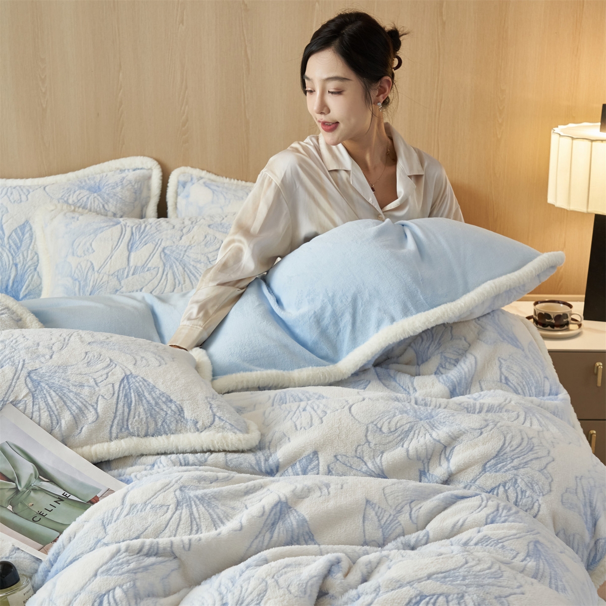 91家纺网 家纺一手货源 找家纺 金鹰 2025新款A类兔毛绒烂花四件套加厚牛奶绒四件套 恋语蓝