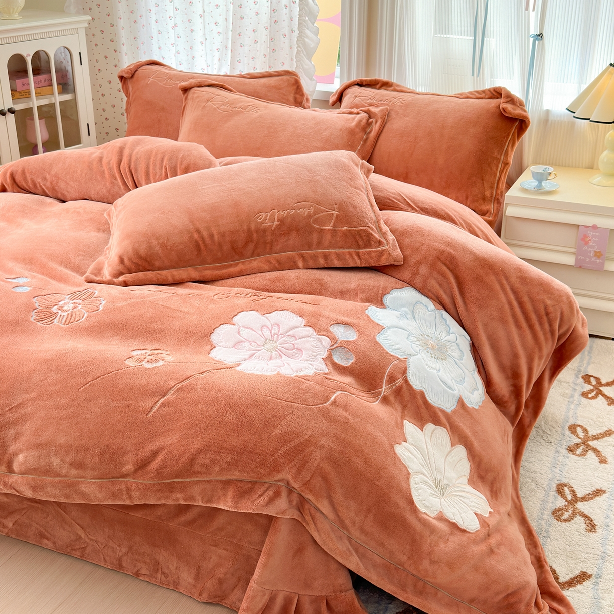 91家纺网 家纺一手货源 找家纺 德比尔斯  2025新款刺绣牛奶绒四件套 梦境-西柚红