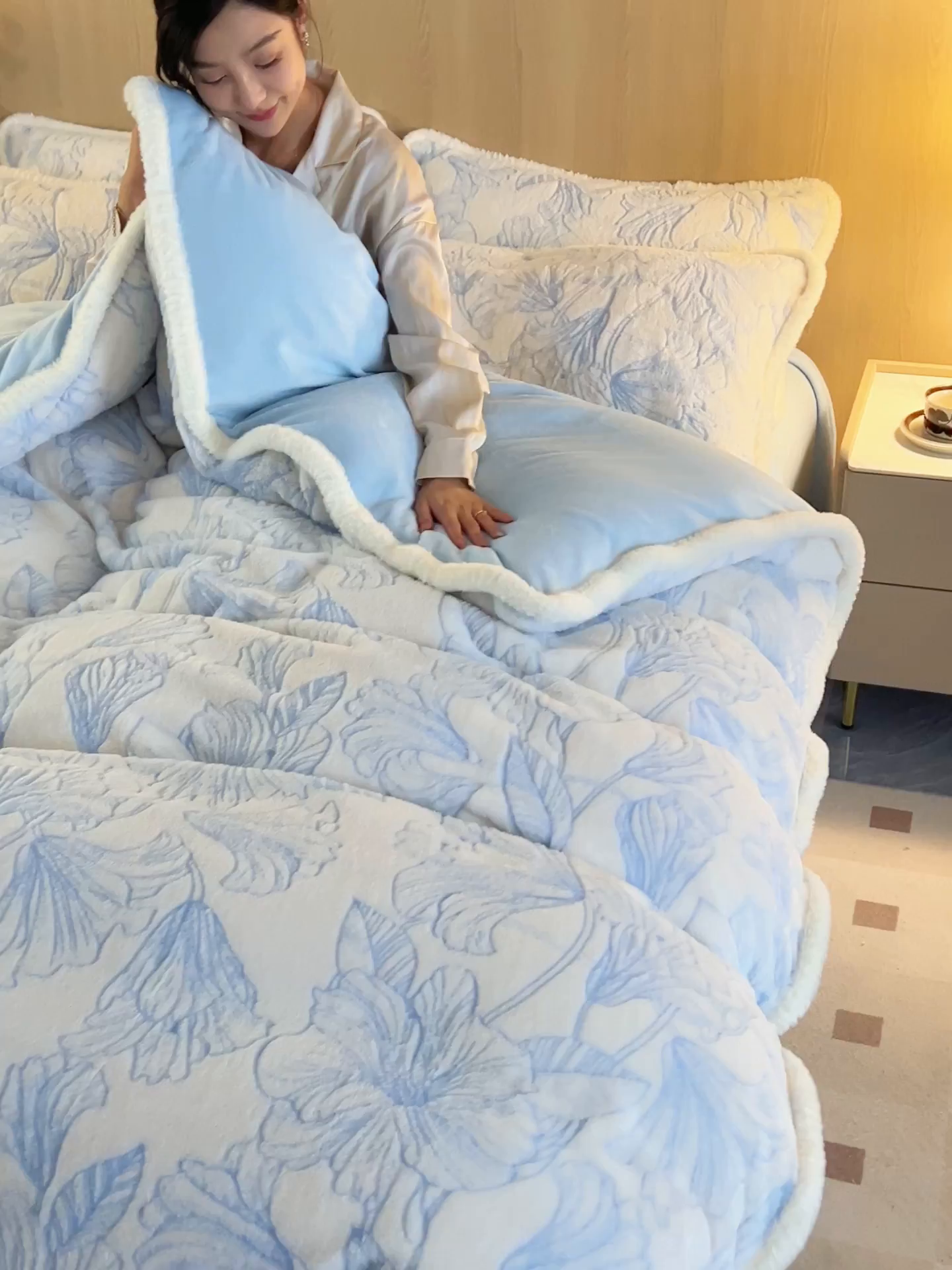 91家纺网 家纺一手货源 找家纺 金鹰 2025新款A类兔毛绒烂花四件套加厚牛奶绒四件套 恋语蓝