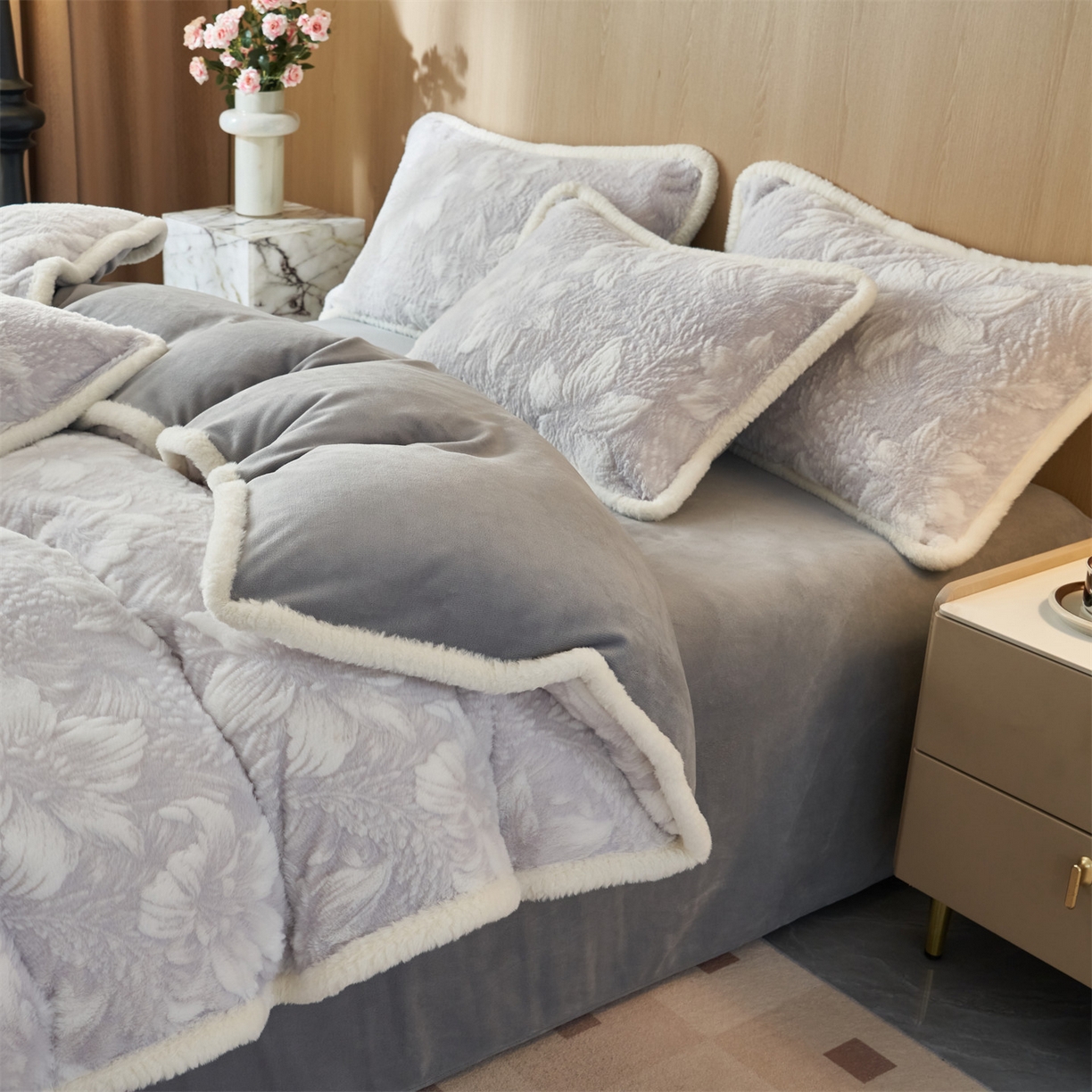 91家纺网 家纺一手货源 找家纺 金鹰 2025新款A类兔毛绒烂花四件套加厚牛奶绒四件套 蔓生