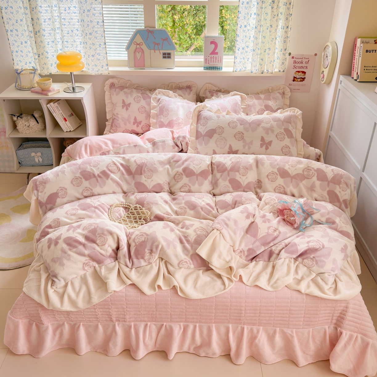 91家纺网 家纺一手货源 找家纺 德比尔斯  2025新款韩版白边黑边赫本风牛奶绒床盖四件套 蝶恋花粉