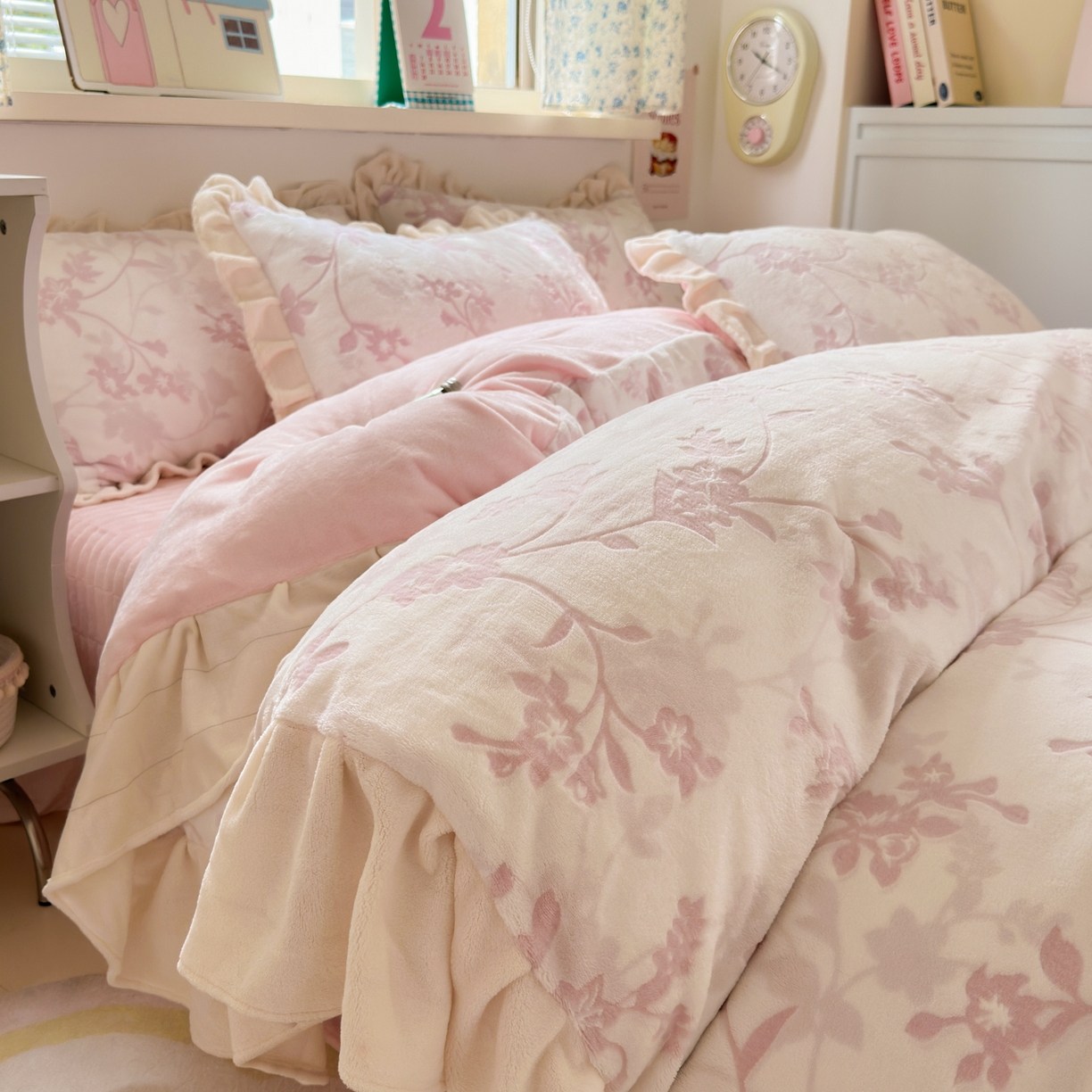 91家纺网 家纺一手货源 找家纺 （总）德比尔斯  2025新款韩版白边黑边赫本风牛奶绒床盖四件套