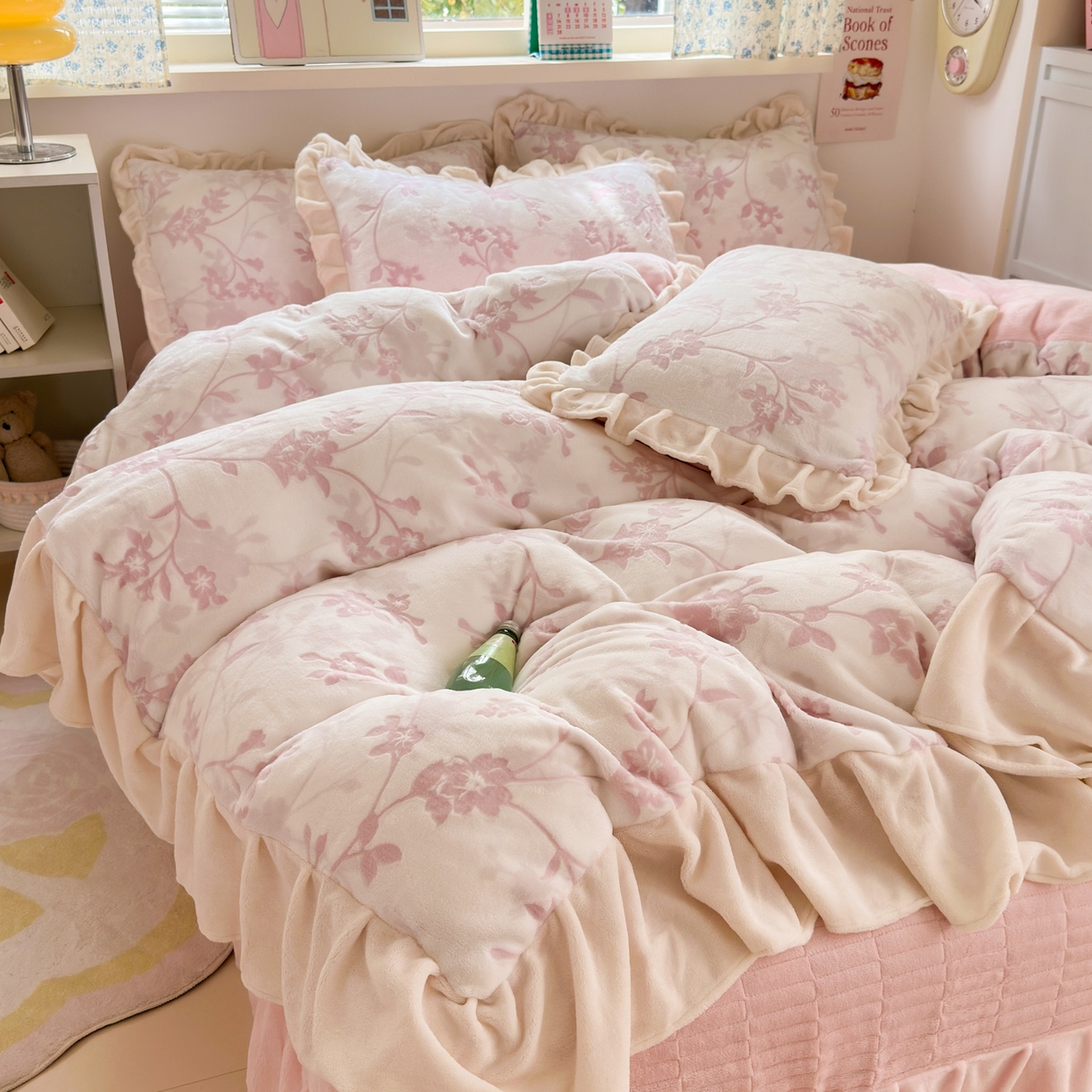 91家纺网 家纺一手货源 找家纺 德比尔斯  2025新款韩版白边黑边赫本风牛奶绒床盖四件套 晕染花曳