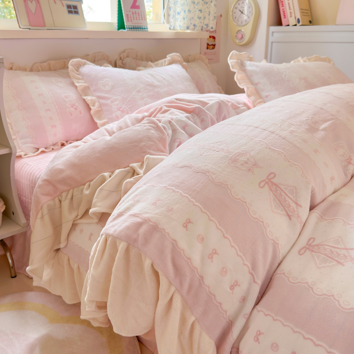 91家纺网 家纺一手货源 找家纺 （总）德比尔斯  2025新款韩版白边黑边赫本风牛奶绒床盖四件套,爱心小熊,安妮粉,蝶恋花粉,法风小香,赫本-蝴蝶结粉,赫本-蝴蝶结咖,盛夏丛林,晕染花曳