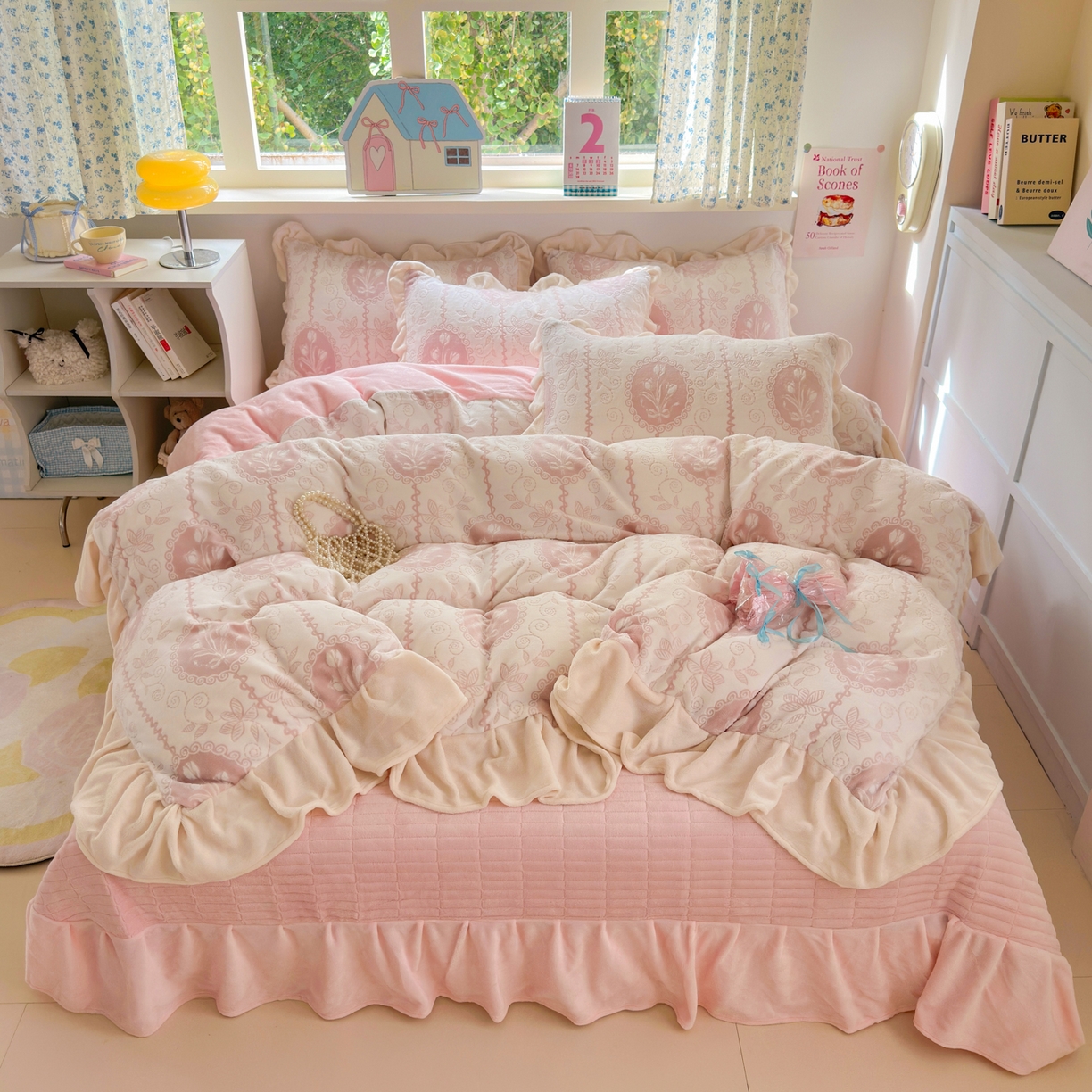 91家纺网 家纺一手货源 找家纺 德比尔斯  2025新款韩版白边黑边赫本风牛奶绒床盖四件套 法风小香