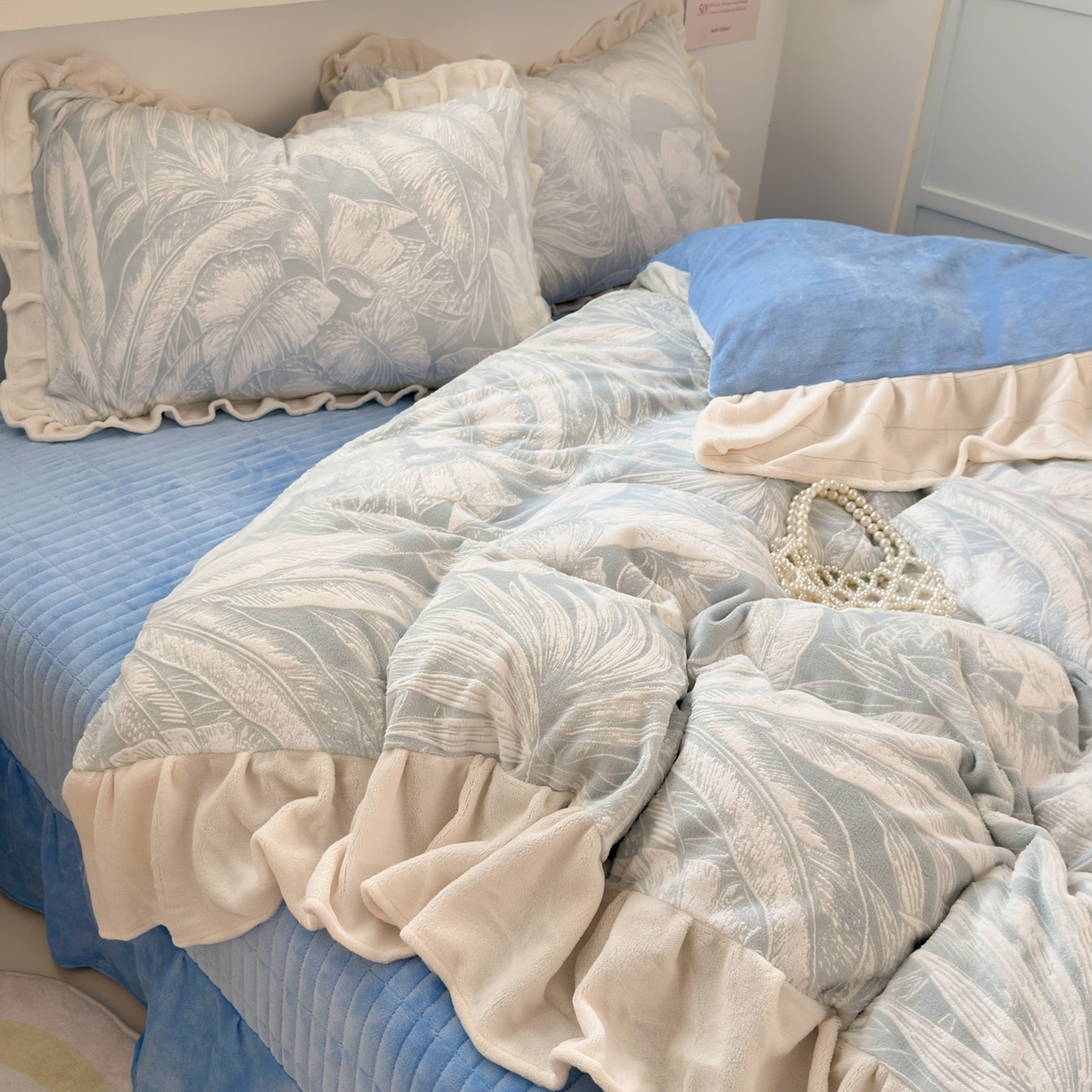 91家纺网 家纺一手货源 找家纺 德比尔斯  2025新款韩版白边黑边赫本风牛奶绒床盖四件套 盛夏丛林