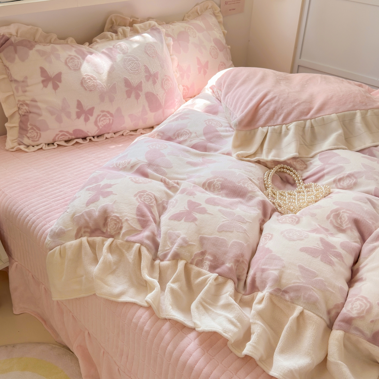 91家纺网 家纺一手货源 找家纺 德比尔斯  2025新款韩版白边黑边赫本风牛奶绒床盖四件套 蝶恋花粉