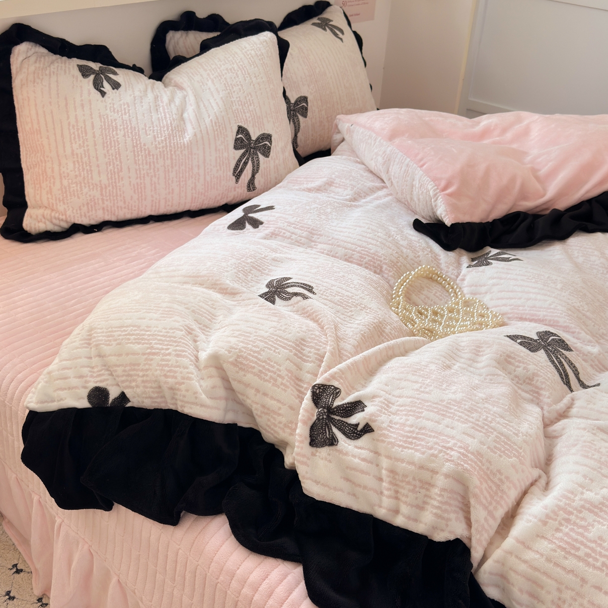 91家纺网 家纺一手货源 找家纺 德比尔斯  2025新款韩版白边黑边赫本风牛奶绒床盖四件套 赫本-蝴蝶结粉