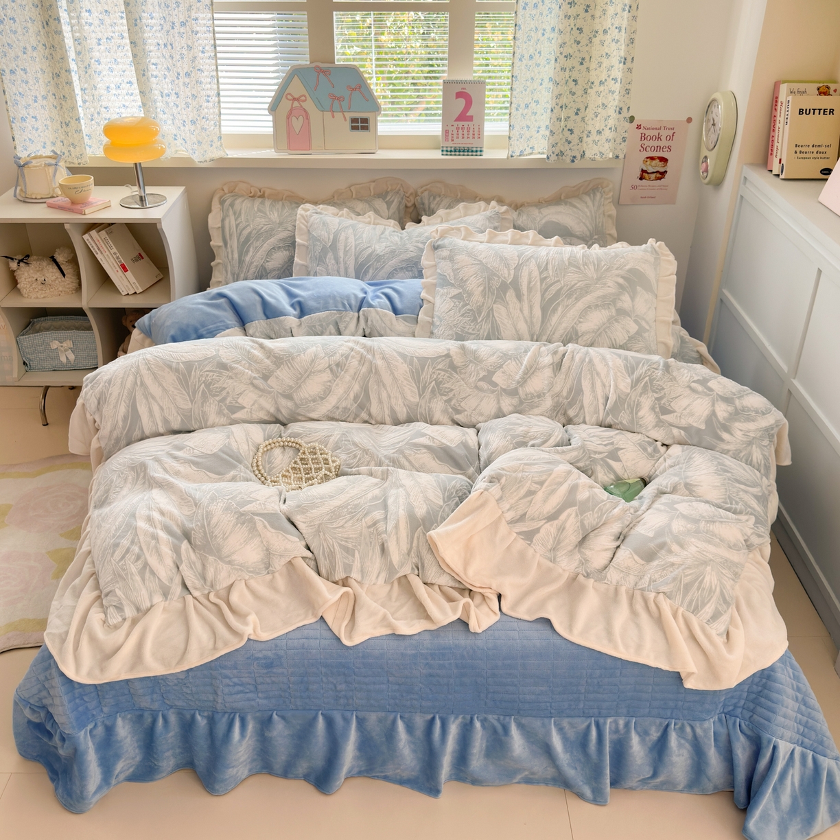 91家纺网 家纺一手货源 找家纺 德比尔斯  2025新款韩版白边黑边赫本风牛奶绒床盖四件套 盛夏丛林