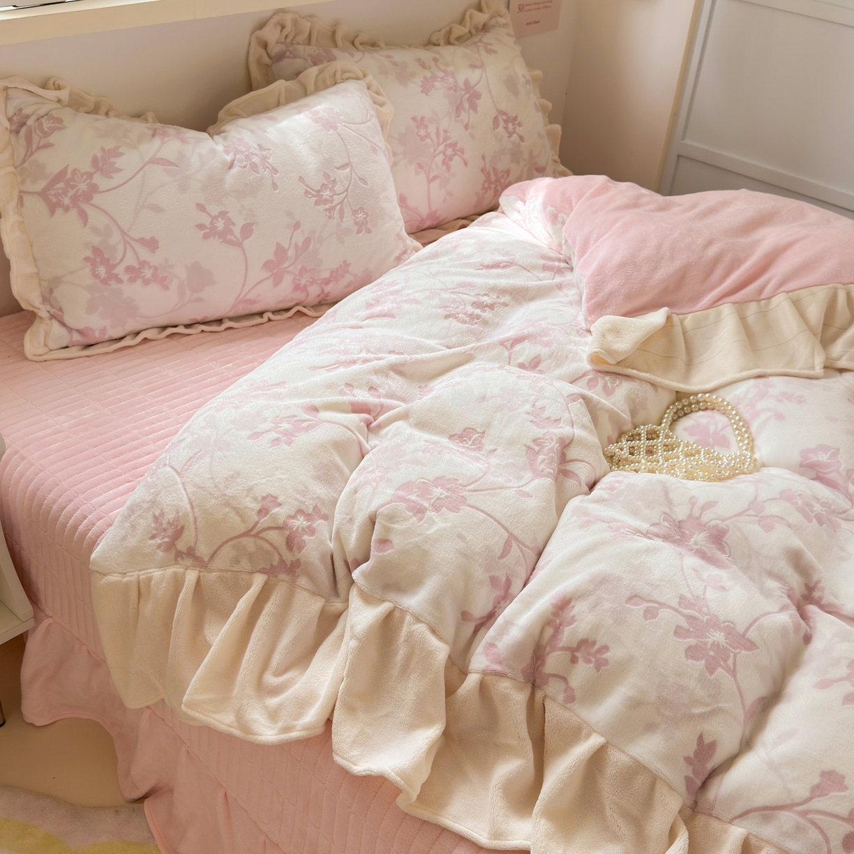 91家纺网 家纺一手货源 找家纺 德比尔斯  2025新款韩版白边黑边赫本风牛奶绒床盖四件套 晕染花曳