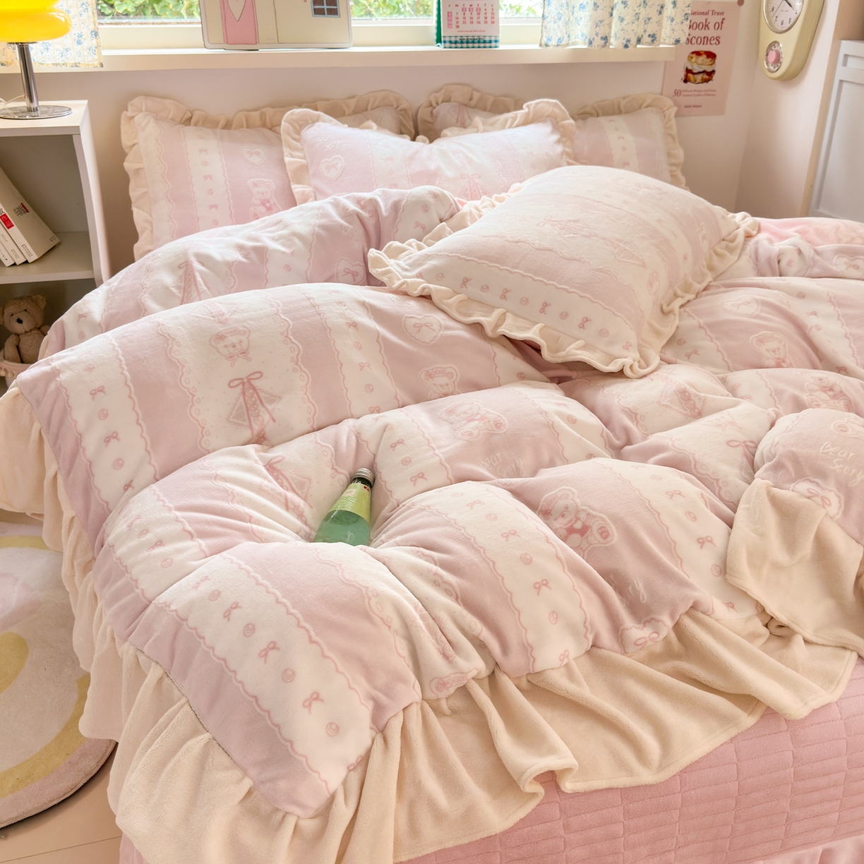 91家纺网 家纺一手货源 找家纺 德比尔斯  2025新款韩版白边黑边赫本风牛奶绒床盖四件套 爱心小熊