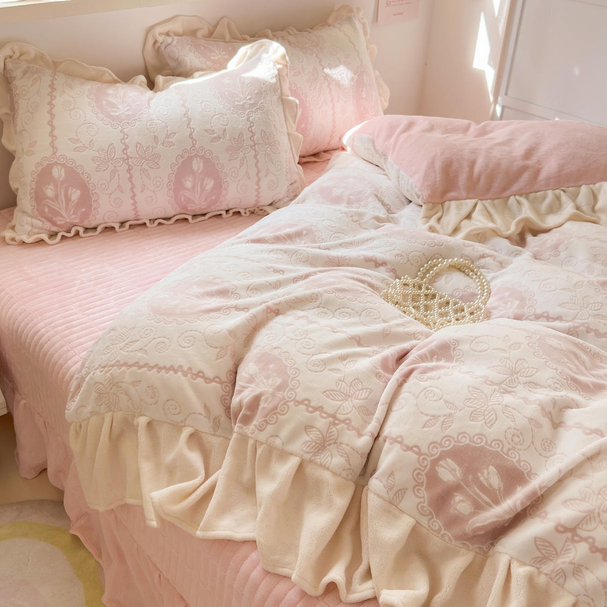 91家纺网 家纺一手货源 找家纺 德比尔斯  2025新款韩版白边黑边赫本风牛奶绒床盖四件套 法风小香