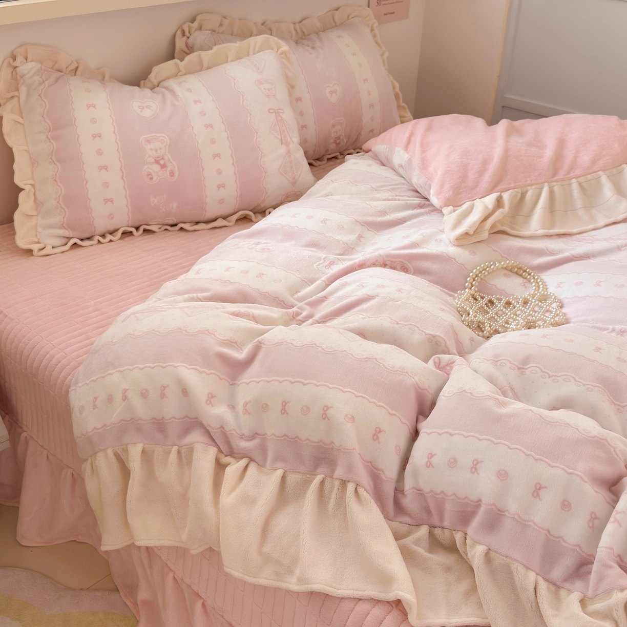 91家纺网 家纺一手货源 找家纺 德比尔斯  2025新款韩版白边黑边赫本风牛奶绒床盖四件套 爱心小熊