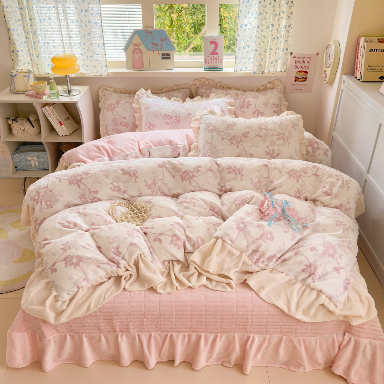 91家纺网 家纺一手货源 找家纺 德比尔斯  2025新款韩版白边黑边赫本风牛奶绒床盖四件套 晕染花曳