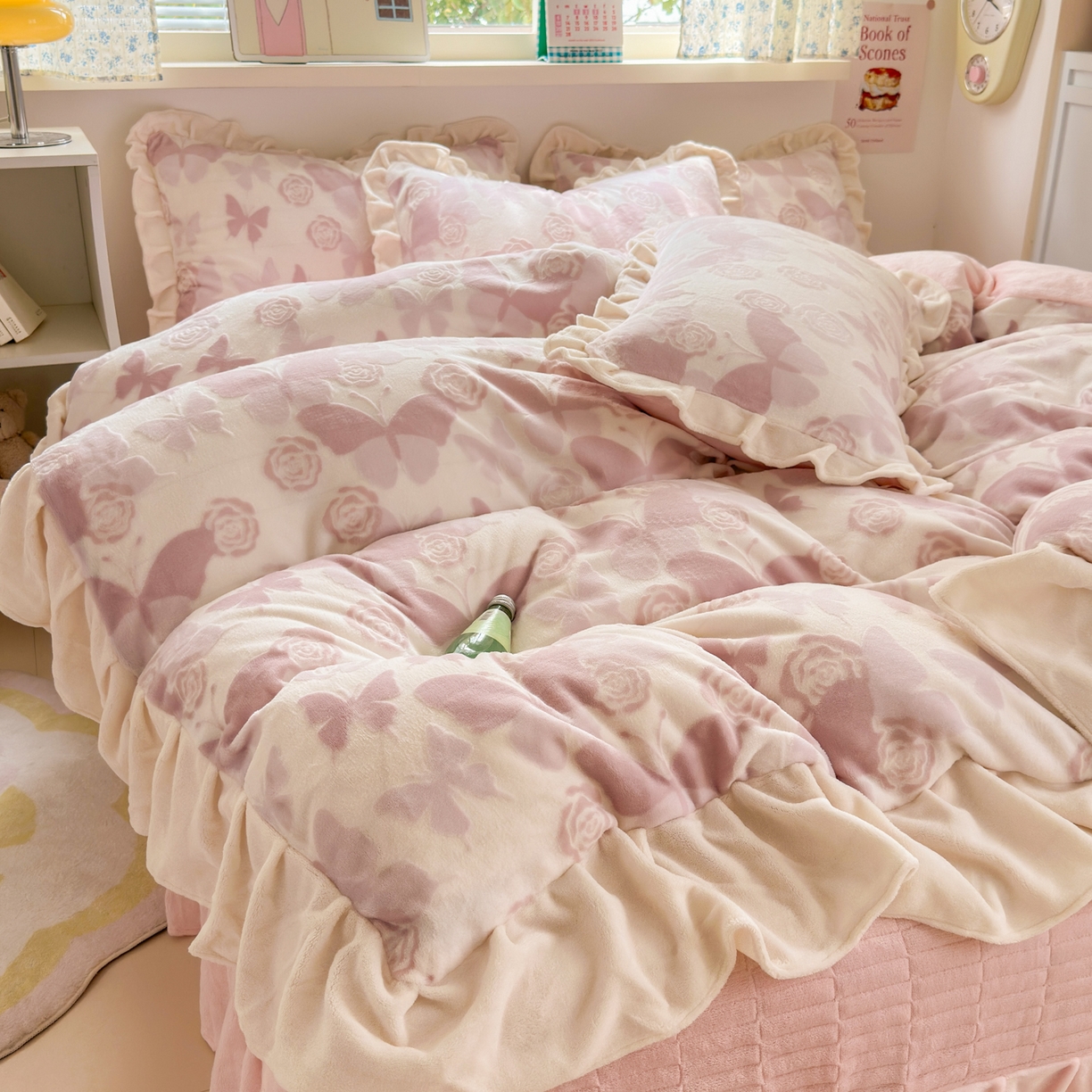 91家纺网 家纺一手货源 找家纺 德比尔斯  2025新款韩版白边黑边赫本风牛奶绒床盖四件套 蝶恋花粉