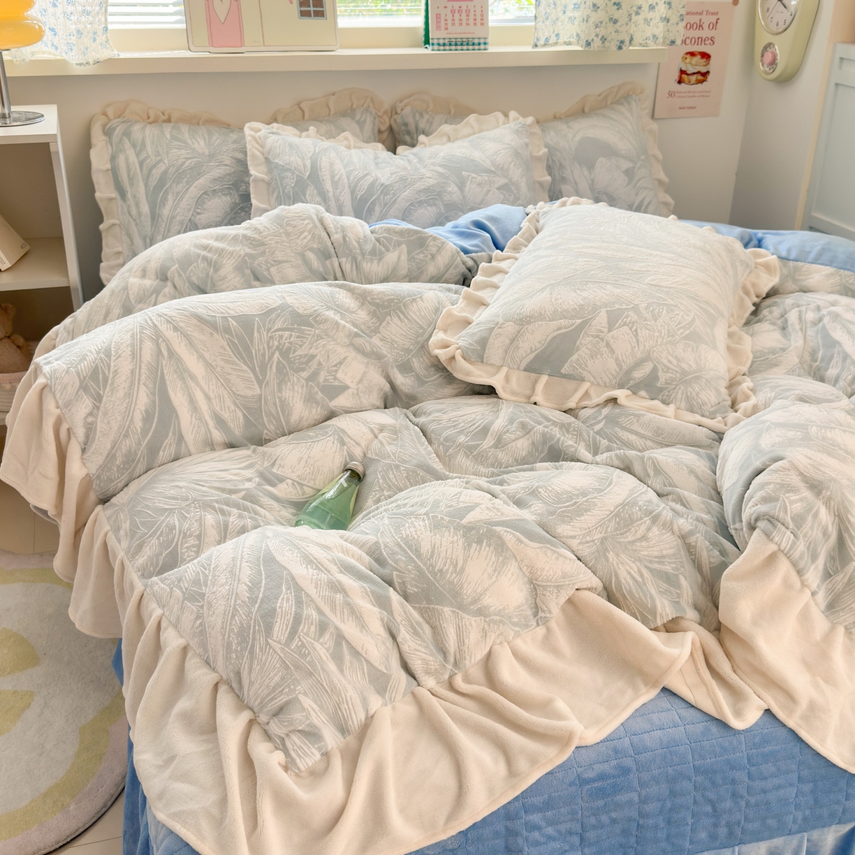 91家纺网 家纺一手货源 找家纺 德比尔斯  2025新款韩版白边黑边赫本风牛奶绒床盖四件套 盛夏丛林