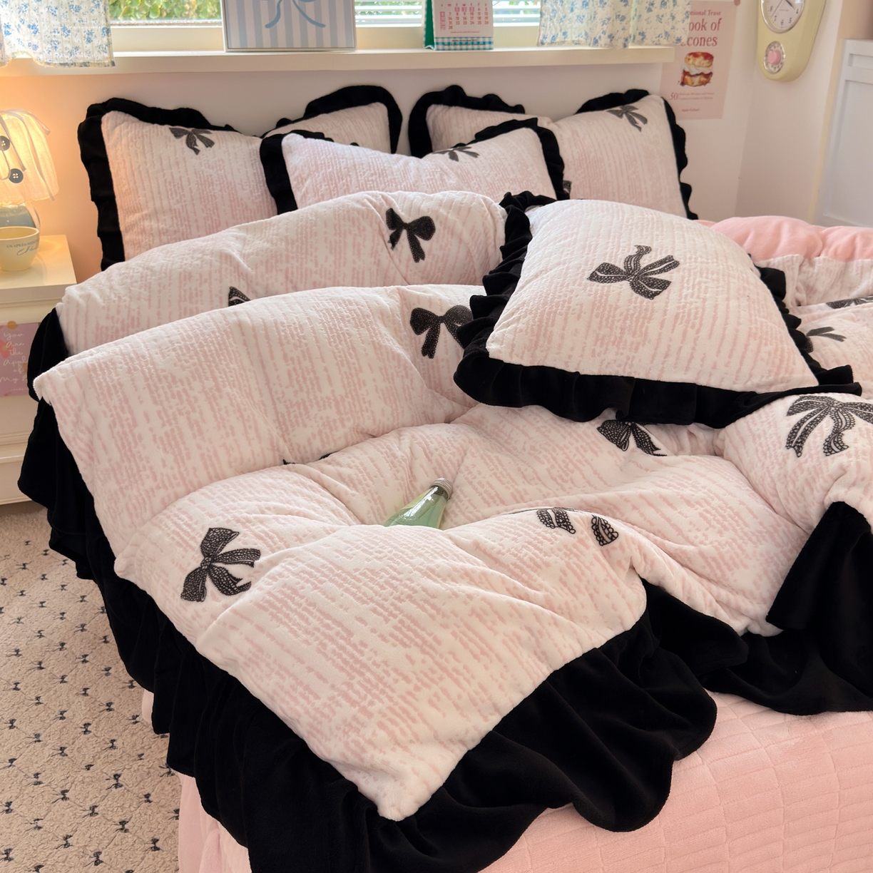 91家纺网 家纺一手货源 找家纺 德比尔斯  2025新款韩版白边黑边赫本风牛奶绒床盖四件套 赫本-蝴蝶结粉