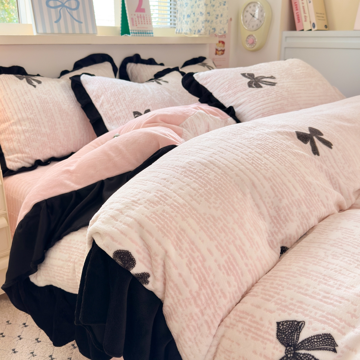 91家纺网 家纺一手货源 找家纺 （总）德比尔斯  2025新款韩版白边黑边赫本风牛奶绒床盖四件套