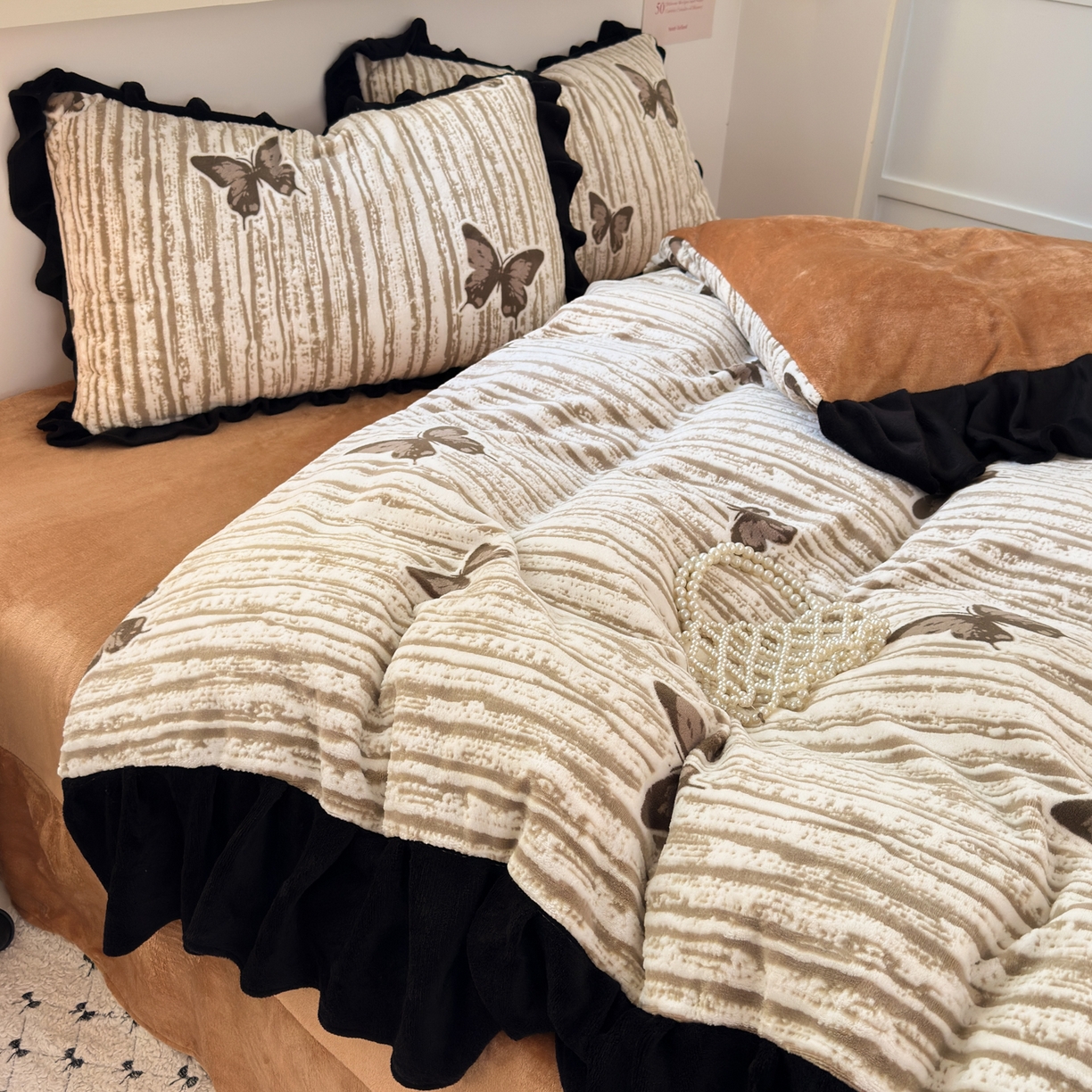 91家纺网 家纺一手货源 找家纺 德比尔斯  2025新款韩版白边黑边赫本风牛奶绒床盖四件套 赫本-蝴蝶结咖