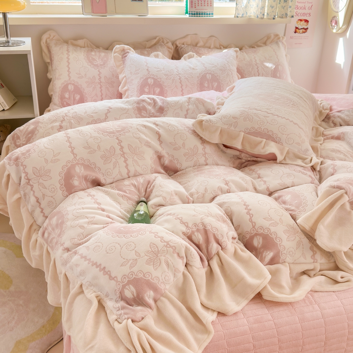 91家纺网 家纺一手货源 找家纺 德比尔斯  2025新款韩版白边黑边赫本风牛奶绒床盖四件套 法风小香