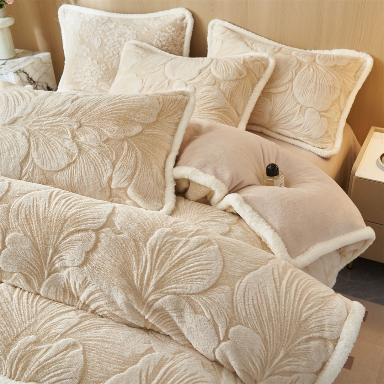 91家纺网 家纺一手货源 找家纺 金鹰 2025新款A类兔毛绒烂花四件套加厚牛奶绒四件套 普罗旺斯