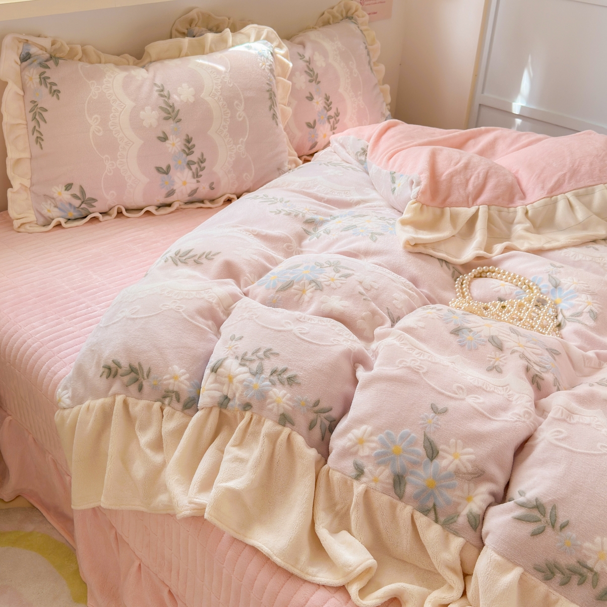 91家纺网 家纺一手货源 找家纺 德比尔斯  2025新款韩版白边黑边赫本风牛奶绒床盖四件套 安妮粉