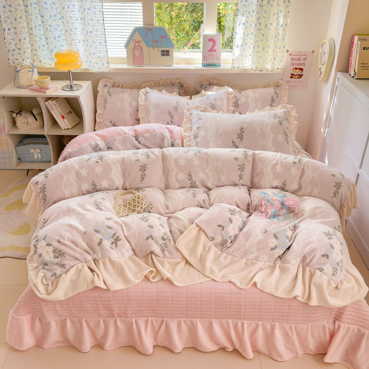 91家纺网 家纺一手货源 找家纺 德比尔斯  2025新款韩版白边黑边赫本风牛奶绒床盖四件套 安妮粉