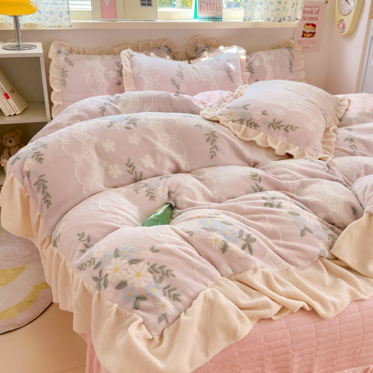 91家纺网 家纺一手货源 找家纺 德比尔斯  2025新款韩版白边黑边赫本风牛奶绒床盖四件套 安妮粉