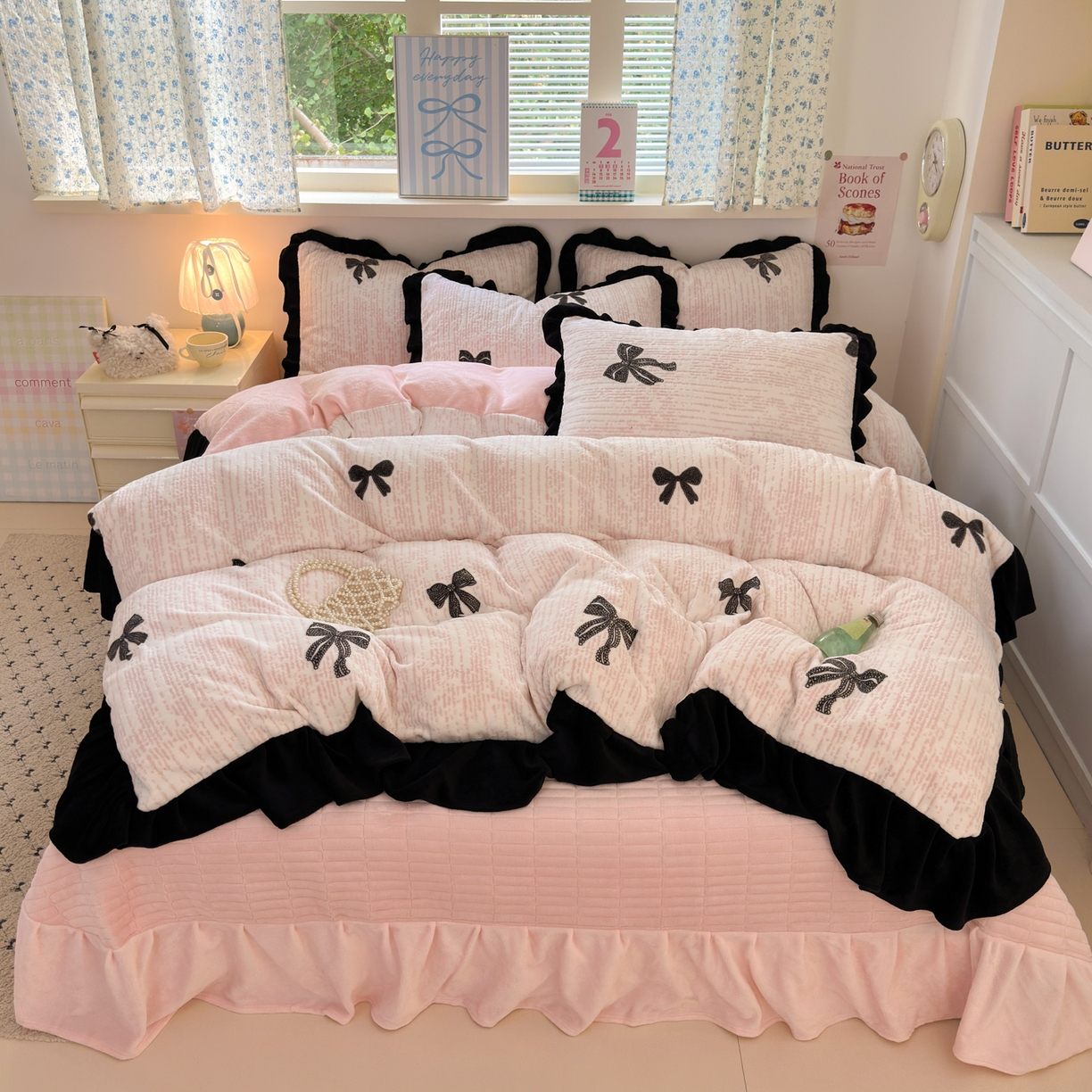 91家纺网 家纺一手货源 找家纺 德比尔斯  2025新款韩版白边黑边赫本风牛奶绒床盖四件套 赫本-蝴蝶结粉