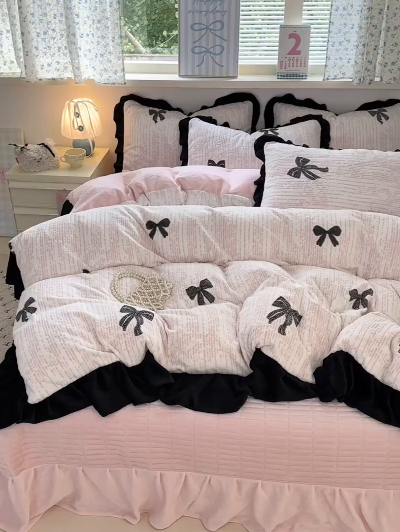 91家纺网 家纺一手货源 找家纺 德比尔斯  2025新款韩版白边黑边赫本风牛奶绒床盖四件套 赫本-蝴蝶结粉