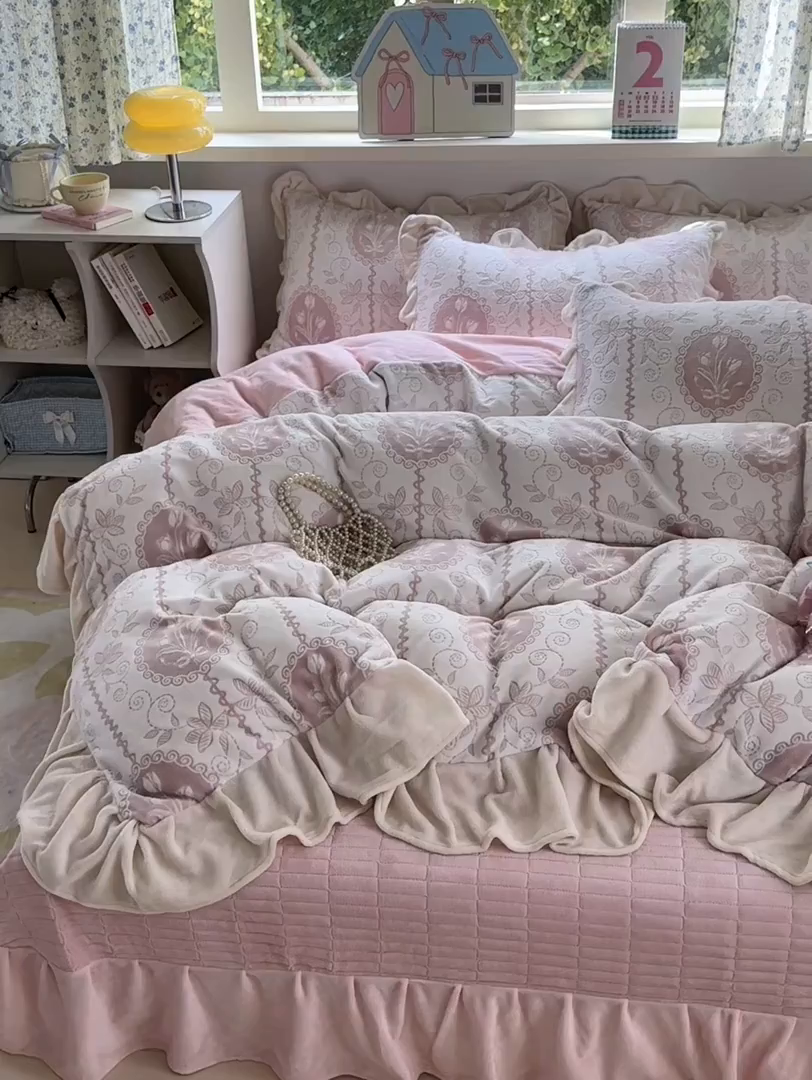 91家纺网 家纺一手货源 找家纺 德比尔斯  2025新款韩版白边黑边赫本风牛奶绒床盖四件套 法风小香