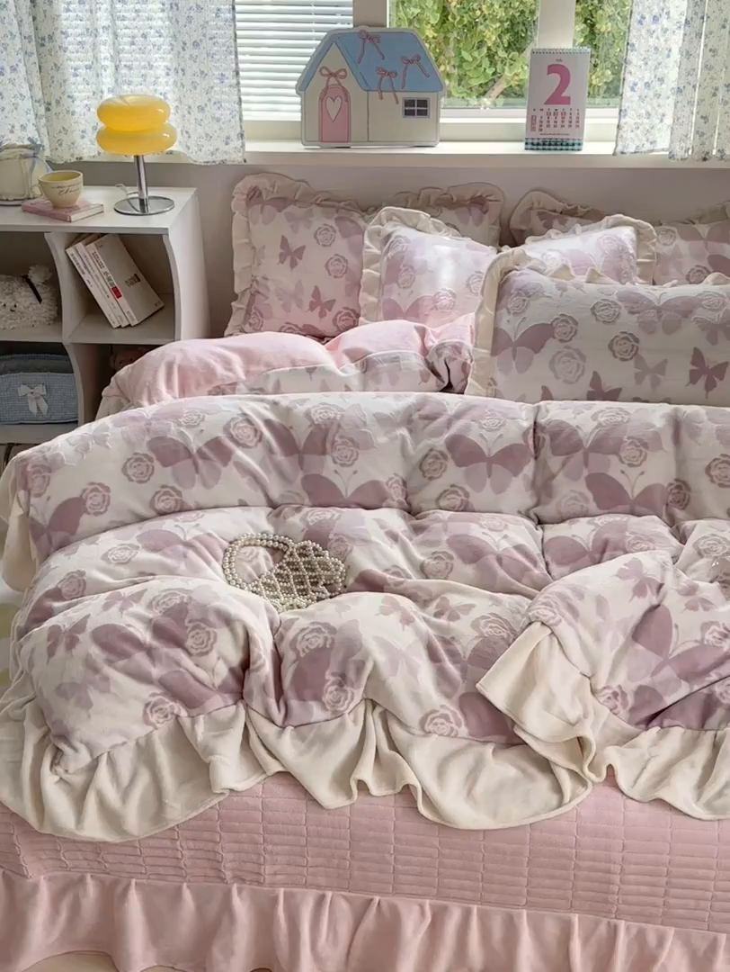 91家纺网 家纺一手货源 找家纺 德比尔斯  2025新款韩版白边黑边赫本风牛奶绒床盖四件套 蝶恋花粉