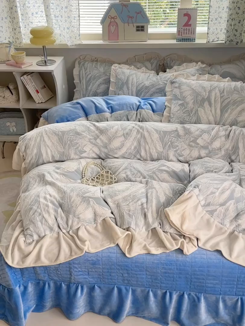 91家纺网 家纺一手货源 找家纺 德比尔斯  2025新款韩版白边黑边赫本风牛奶绒床盖四件套 盛夏丛林