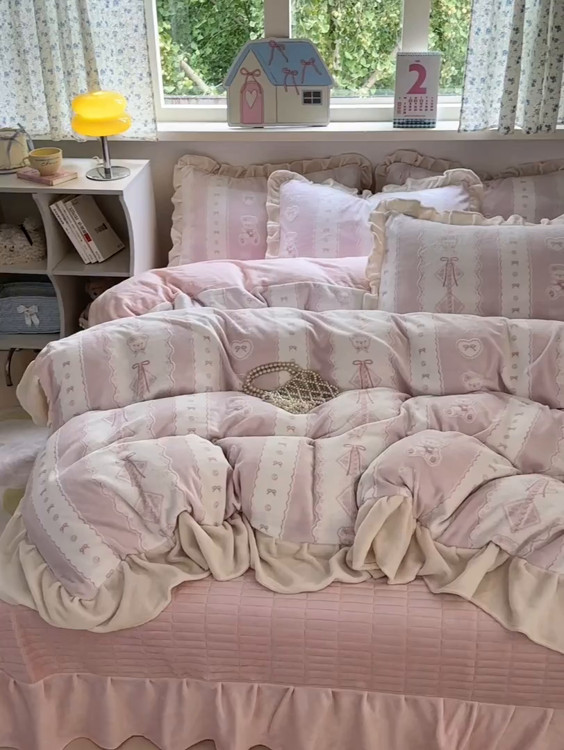 91家纺网 家纺一手货源 找家纺 德比尔斯  2025新款韩版白边黑边赫本风牛奶绒床盖四件套 爱心小熊