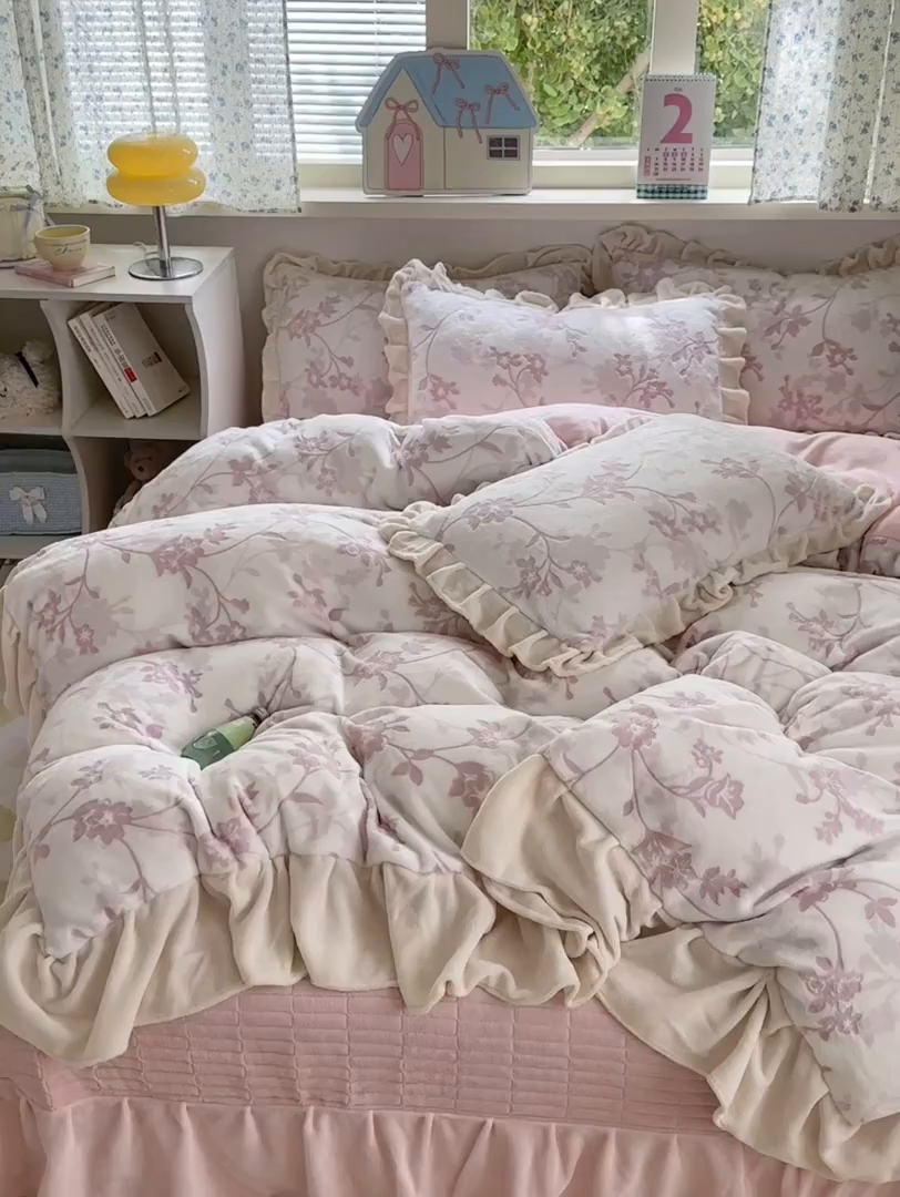 91家纺网 家纺一手货源 找家纺 德比尔斯  2025新款韩版白边黑边赫本风牛奶绒床盖四件套 晕染花曳